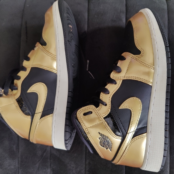 Nike Air Jordans Mid Boys Gold And Black Size 6 - Picture 7 of 7